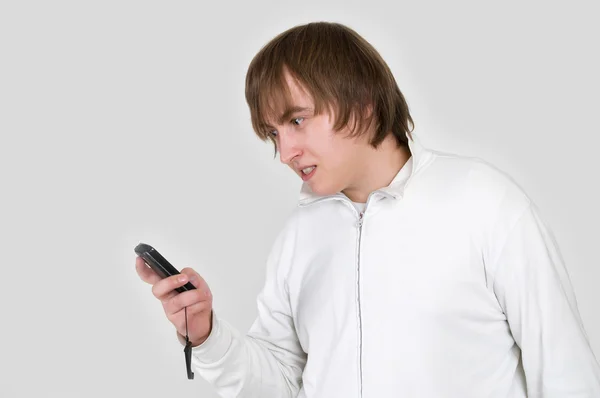 Несчастный молодой человек с телефоном — стоковое фото