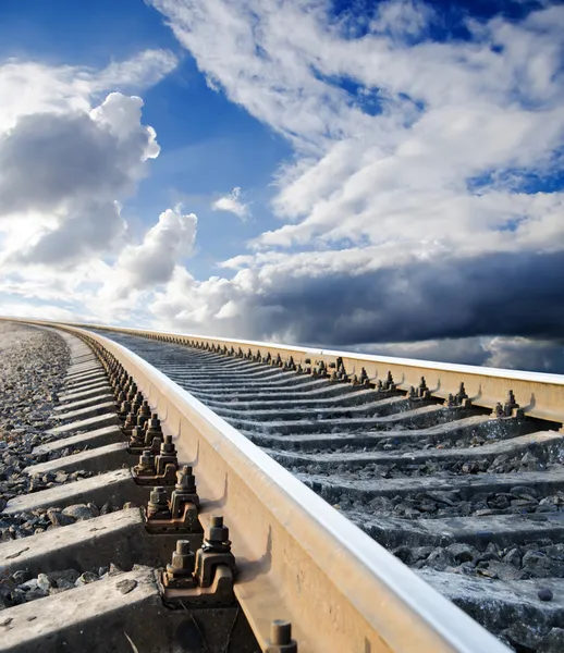 Железная дорога идет в небо — стоковое фото
