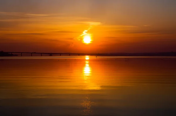 Ηλιοβασίλεμα πάνω από τον ποταμό — Φωτογραφία Αρχείου
