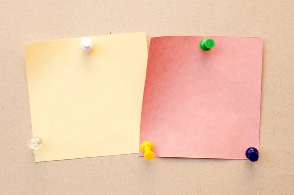 Цветные булавки с цветной бумагой — стоковое фото