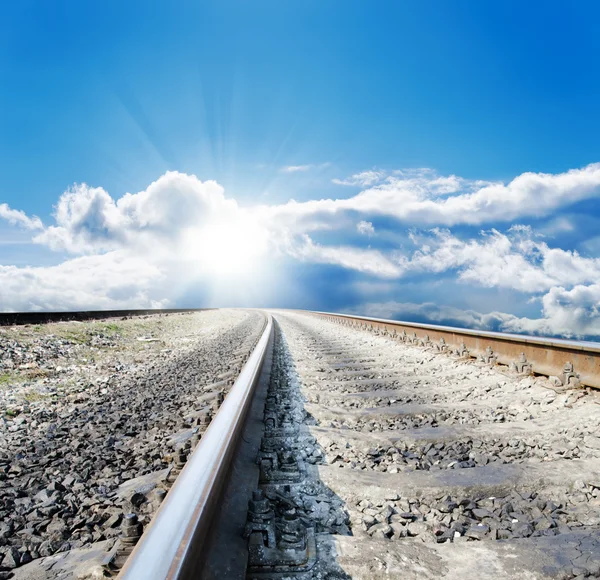 日当たりの良い地平線への鉄道 — ストック写真