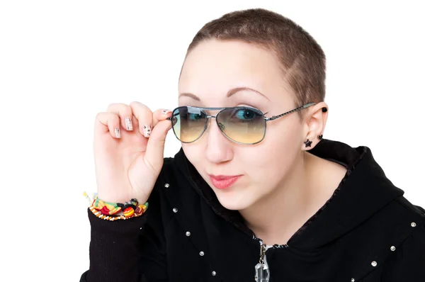 Rövid hajú lány napszemüvegek — Stock Fotó