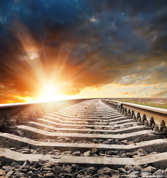 Železnice na obzoru v západu slunce — Stock fotografie