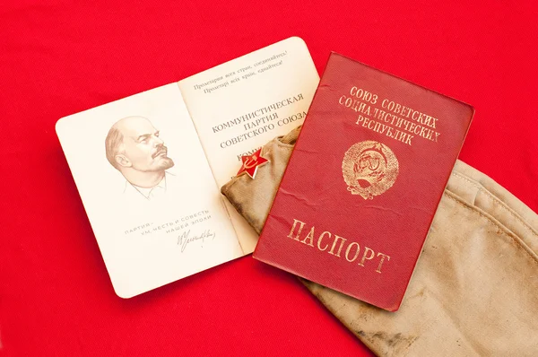 ソ連時代のパスポートとパーティーのカード — ストック写真