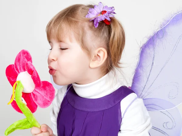 Ragazza piace farfalla viola — Foto Stock
