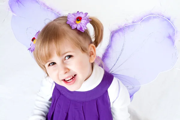 Girl likes butterfly — Stock Photo, Image