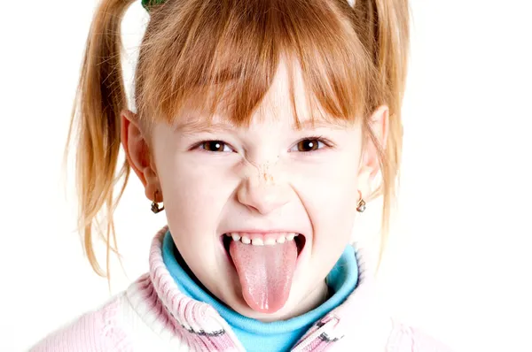Junges Mädchen streckt ihre Zunge Stockfoto