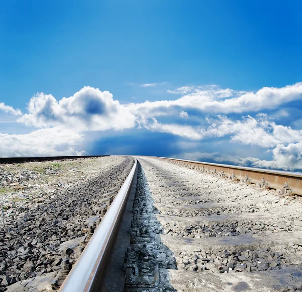 Dalla ferrovia all'orizzonte nuvoloso — Foto Stock