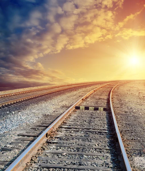 日当たりの良い地平線への鉄道 — ストック写真