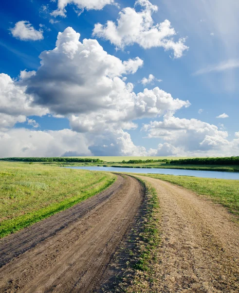 Сельская дорога к облачному горизонту — стоковое фото