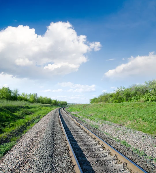 Железная дорога идет к горизонту — стоковое фото