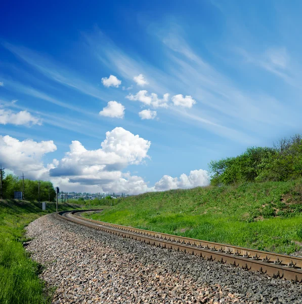 Bulutlu gökyüzü altında demiryolu — Stok fotoğraf