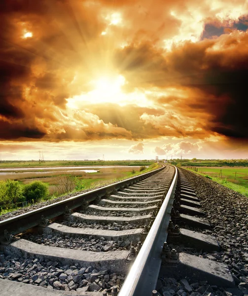 Estrada de ferro ao pôr do sol — Fotografia de Stock