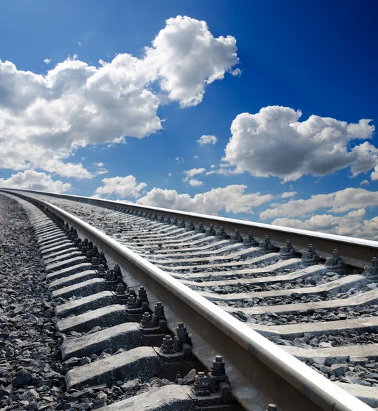 铁路在深蓝色的天空下 — 图库照片
