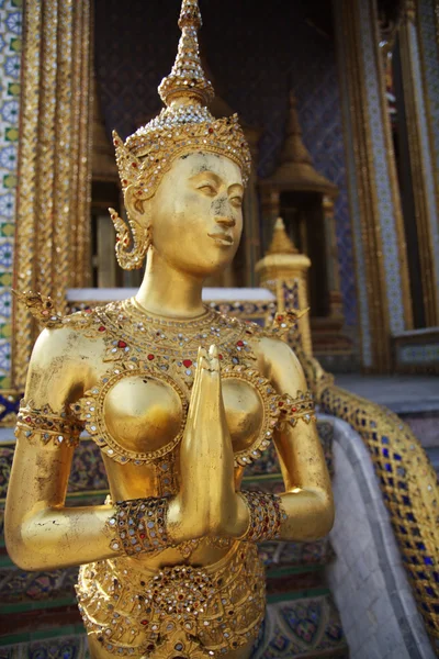 Kinnaree dourado, exterior tailandês do templo — Fotografia de Stock