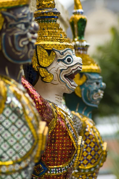 Лицо скульптуры Гаруды — стоковое фото