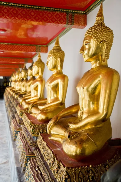 Uitgelijnd goud buddha — Stockfoto