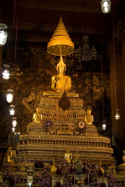 The gold buddha is the famous of bangkok. — Stock Photo, Image