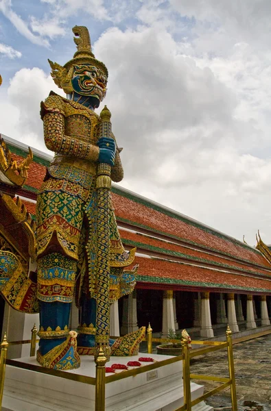 Giant Statues, at the Wat pha Kaew temple — Stock Photo, Image