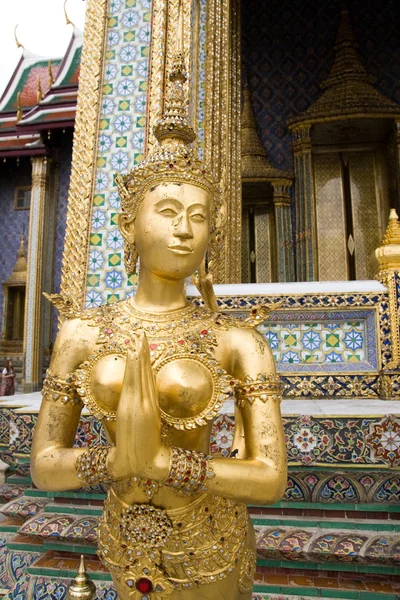 Kinnaree dorado, exterior del templo tailandés —  Fotos de Stock