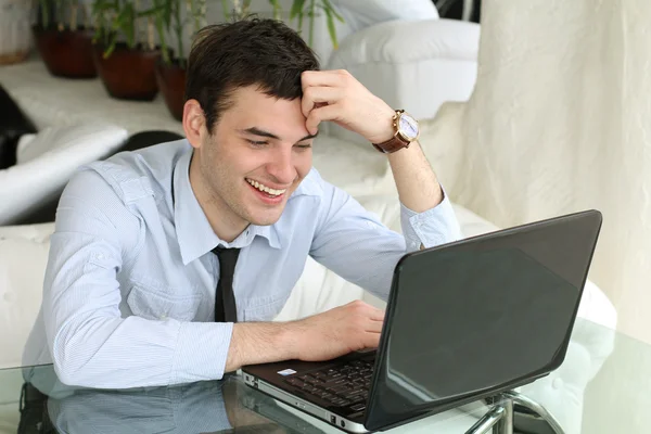 Gratis internet. känsla av lycka. leende män som arbetar på den bärbara datorn — Stockfoto