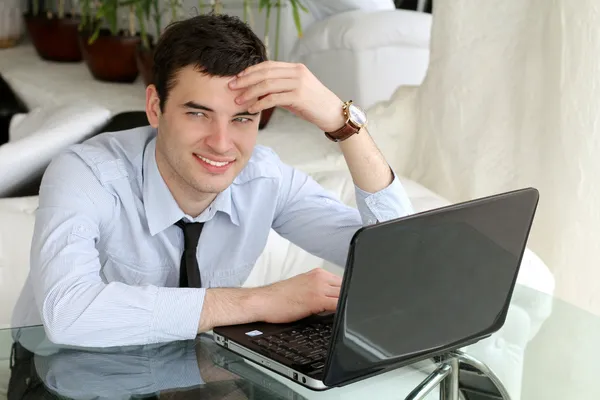 Homens bonitos pensam no laptop — Fotografia de Stock