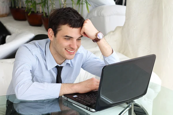 Homens sorridentes pensam e trabalham no laptop — Fotografia de Stock