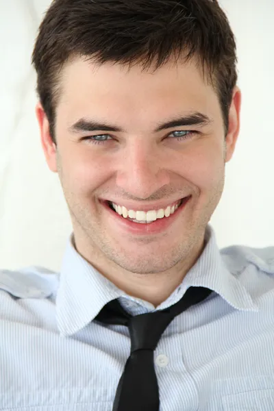 Portret van knappe jonge mannen met mooie glimlach — Stockfoto