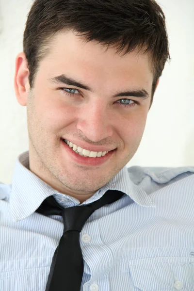 Close-up van een gelukkige jonge en knappe man camera kijken. zat — Stockfoto