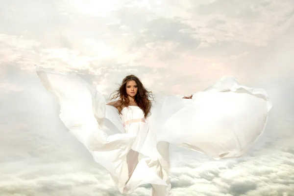 Víla mladé ženy stoupat do nebe. žena vypadá anděl s — Stock fotografie