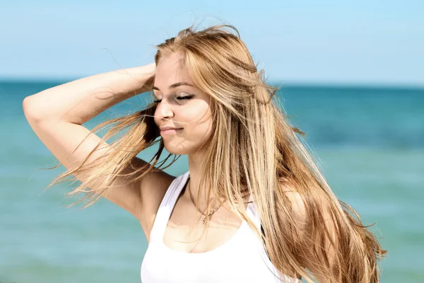 Latem. piękne młode kobiety z długimi blond włosami — Zdjęcie stockowe
