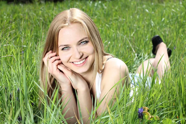 Bela saudável jovem mulher no campo verde gramado — Fotografia de Stock