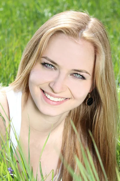Retrato de bela jovem com olhos azuis e sorriso no th — Fotografia de Stock