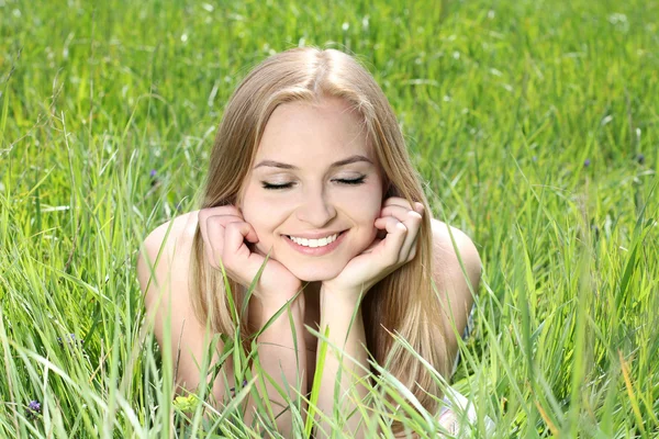 Le plaisir. Portrait de belle jeune fille sur champ vert — Photo