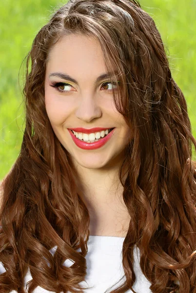 Retrato de mujeres jóvenes sexy con hermosa sonrisa. Los labios rojos . —  Fotos de Stock