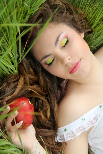 Портрет молодой красивой женщины с яблоками — стоковое фото