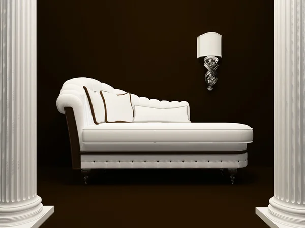 Klassiska soffa mitt i pelarna — Stockfoto