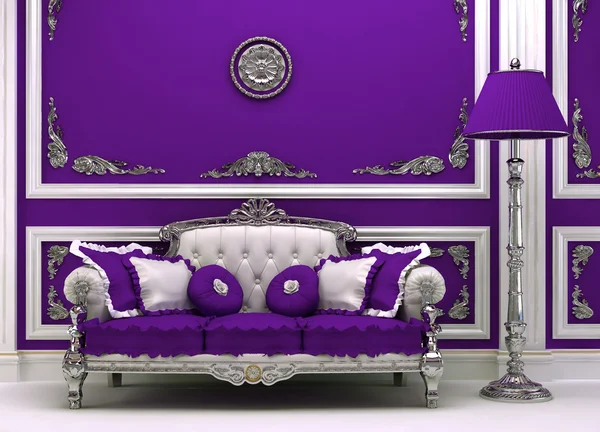 Sofá de lujo con lámpara en magnificencia interior — Foto de Stock