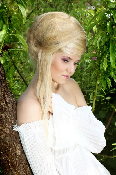 Moda criativa penteado loiro de mulher bonita — Fotografia de Stock
