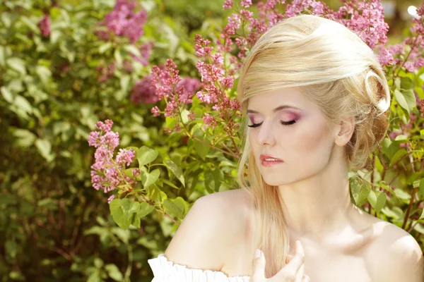 Emoční dívka s blond vlasy styl na přírodu. růžové make-up — Stock fotografie