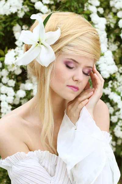 꽃과 함께 아름 다운 로맨틱 여자의 초상화입니다. 에 관능적인 — 스톡 사진