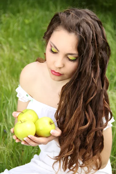Портрет красивой молодой женщины с длинными волосами на природе backgro — стоковое фото