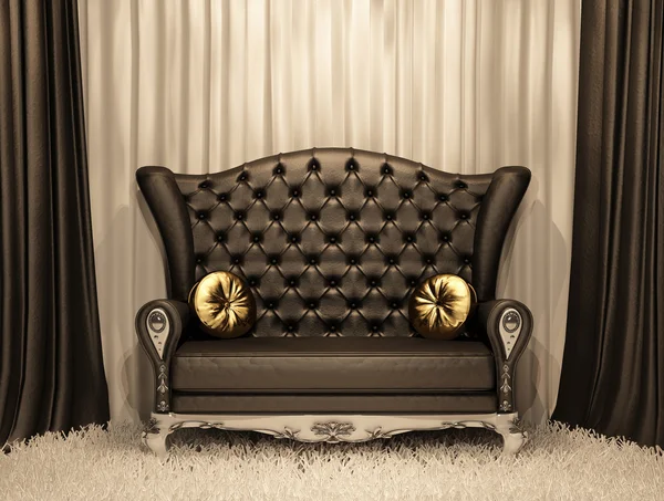 Luksusowy skórzany sofa z poduszki na tle kurtyny. — Zdjęcie stockowe