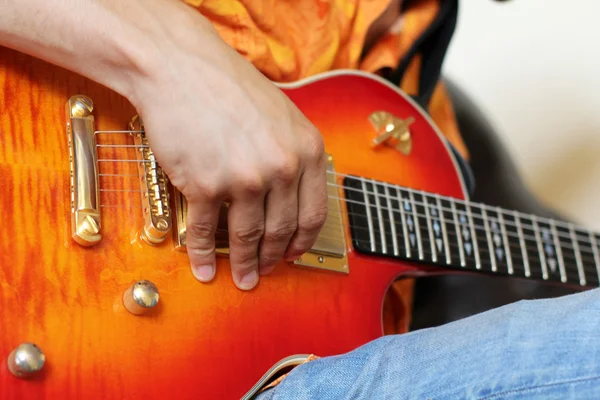 Gitar eller. çok iyi atış ayrıntılı bir guitari yakalama — Stok fotoğraf