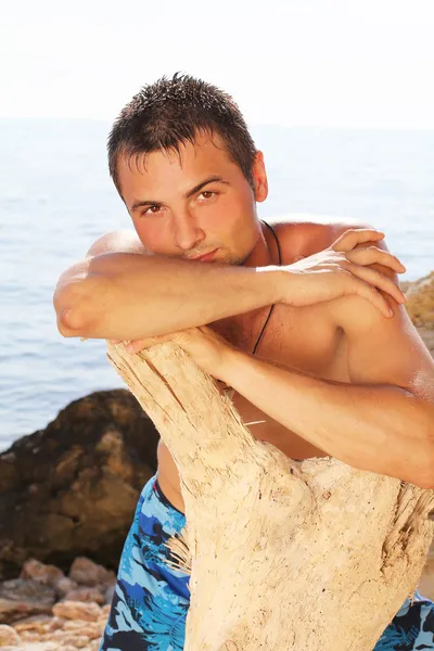 Verano. Hombre guapo retrato en la playa. Puesta de sol . — Foto de Stock