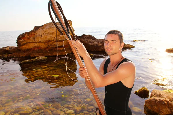 Mergulhador ao ar livre homem com flecha mar — Fotografia de Stock