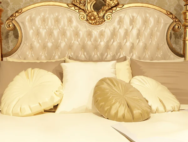 Kussens en de knop terug van bed in luxueuze slaapkamer interieur. Ho — Stockfoto