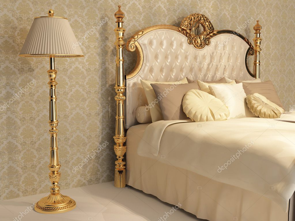 luxe bed met gouden frame en standaard lamp in koninklijke slaapkamer