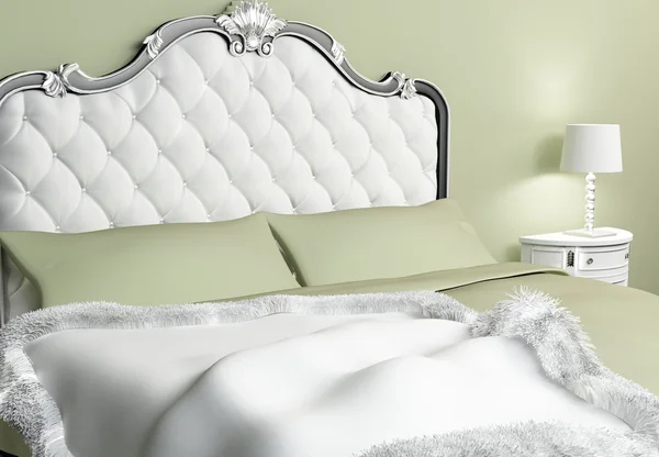 Luxuriöses Bett mit Kissen und Bettdecke im Hotelinterieur — Stockfoto