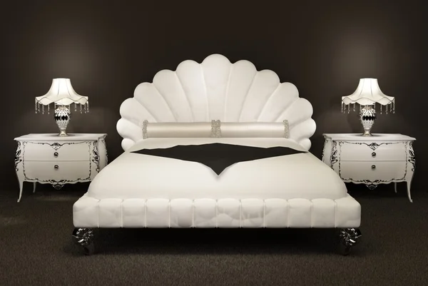 Moderní postel s kožešinový přehoz a lampu na nočním stolku. luxusní fu — Stock fotografie